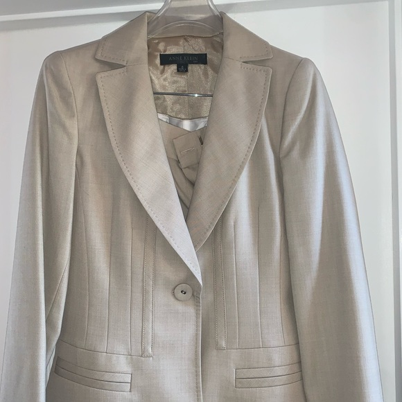 Beautiful suit - Picture 3 of 13